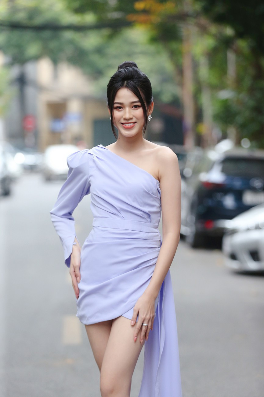 Hoa hậu Đỗ Thị Hà chia sẻ ấn tượng về ‘Quả bóng Vàng’ Nguyễn Văn Quyết ảnh 1