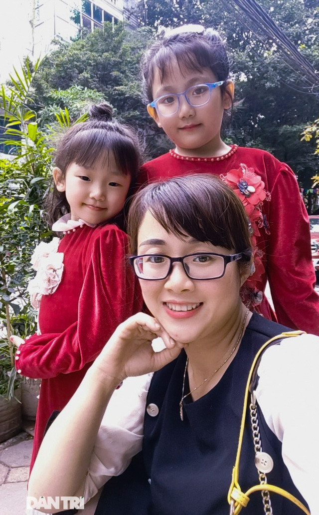 Tâm sự của chị lao công có 2 con gái theo chân đi làm mùng 1 Tết ảnh 5