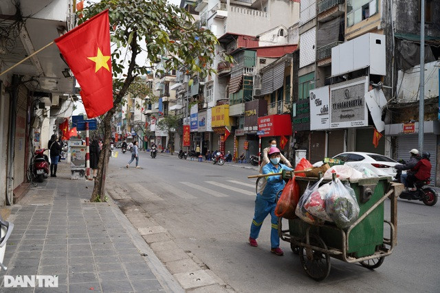 Tâm sự của chị lao công có 2 con gái theo chân đi làm mùng 1 Tết ảnh 6
