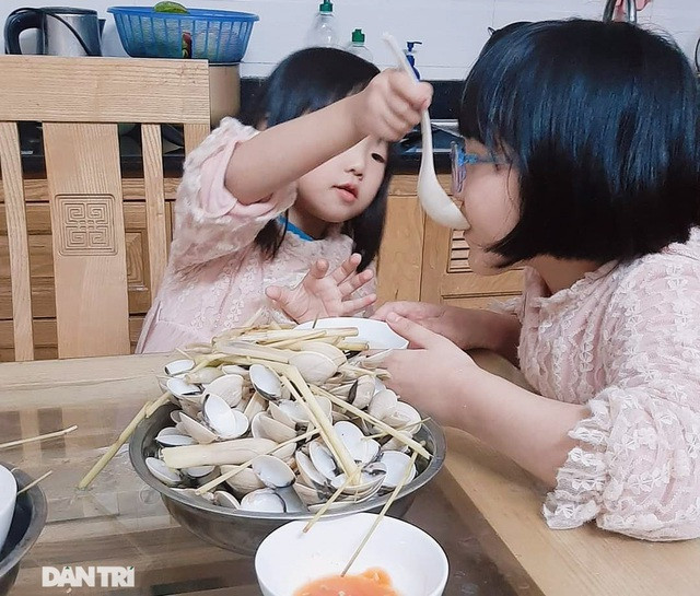 Tâm sự của chị lao công có 2 con gái theo chân đi làm mùng 1 Tết ảnh 4