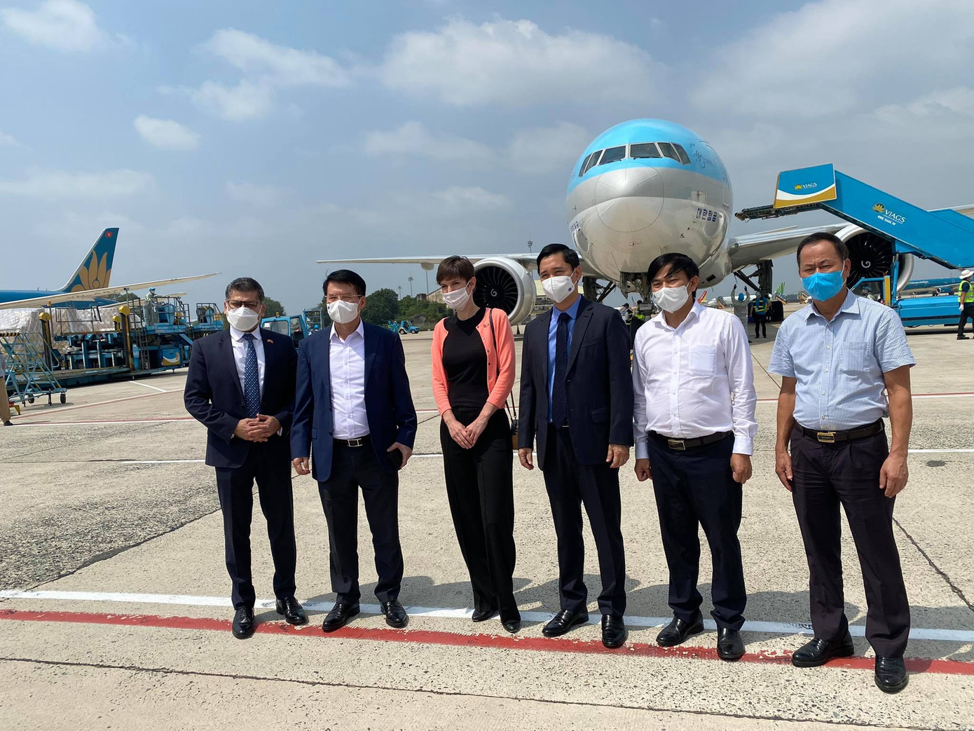 Lô vắc xin ngừa COVID-19 đầu tiên đã về tới Việt Nam ảnh 1