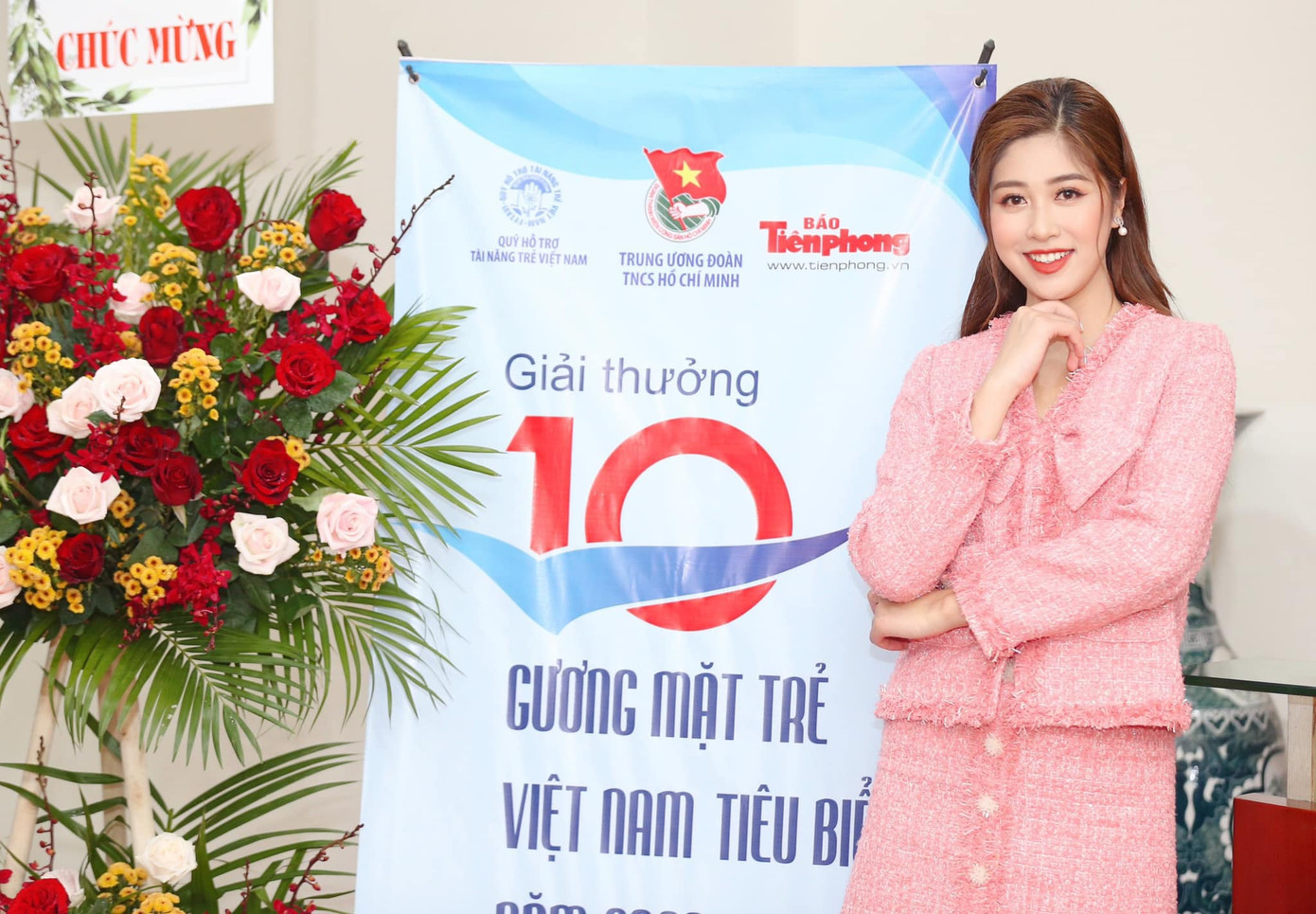 Hoa hậu Đỗ Thị Hà chia sẻ ấn tượng về ‘Quả bóng Vàng’ Nguyễn Văn Quyết ảnh 2