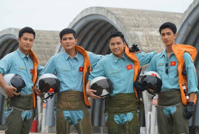 Showbiz 2/2: Bất ngờ món quà đầu tiên Nhã Phương tặng Trường Giang ảnh 2