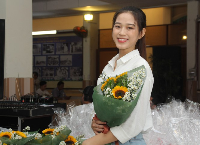 Hoa hậu Đỗ Thị Hà lo lắng khi ông nội nhập viện dịp cận Tết ảnh 3