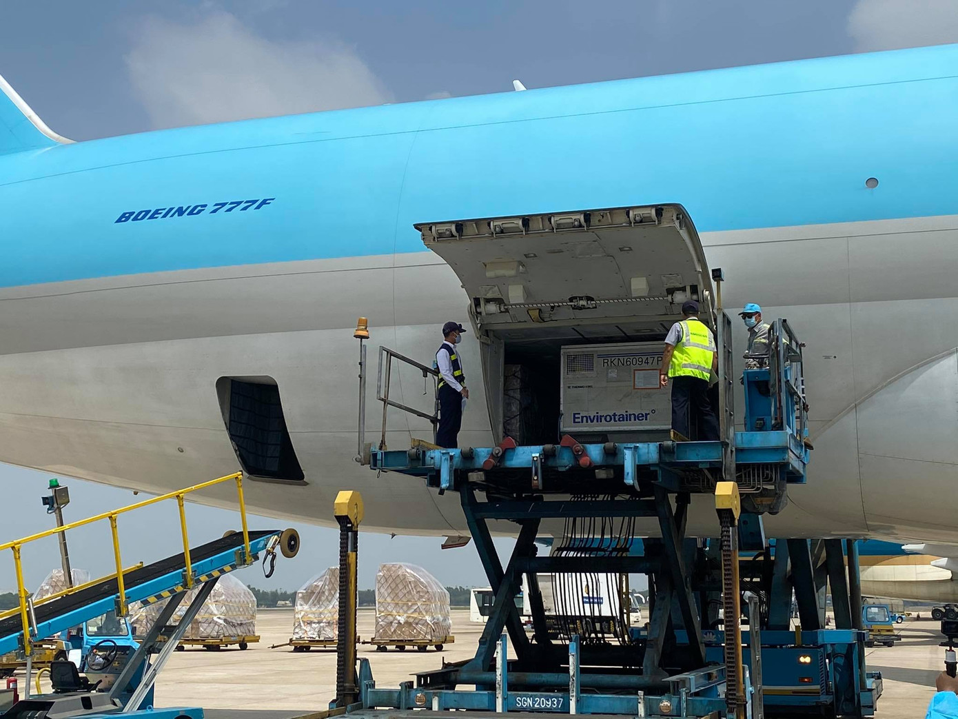 Lô vắc xin ngừa COVID-19 đầu tiên đã về tới Việt Nam ảnh 2