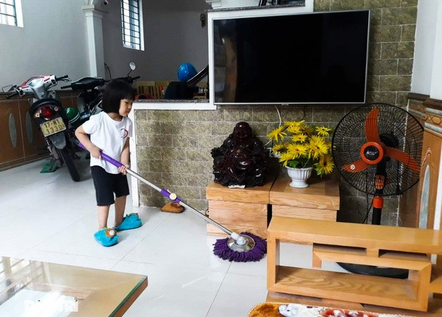 Tâm sự của chị lao công có 2 con gái theo chân đi làm mùng 1 Tết ảnh 3