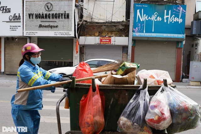 Tâm sự của chị lao công có 2 con gái theo chân đi làm mùng 1 Tết ảnh 7