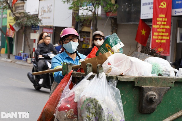 Tâm sự của chị lao công có 2 con gái theo chân đi làm mùng 1 Tết ảnh 1