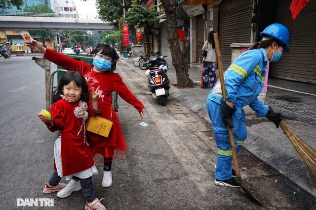 Tâm sự của chị lao công có 2 con gái theo chân đi làm mùng 1 Tết ảnh 2