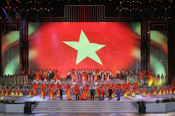 Showbiz 2/2: Bất ngờ món quà đầu tiên Nhã Phương tặng Trường Giang ảnh 1