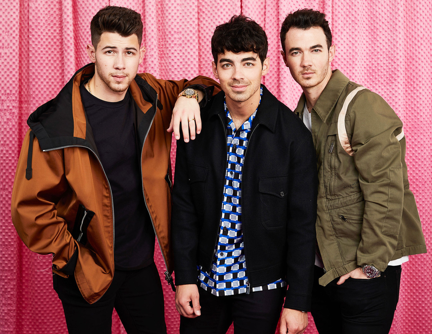 Bắt tay với Karol G, Jonas Brothers lộ rõ tham vọng tấn công thị trường nhạc Latin? ảnh 3