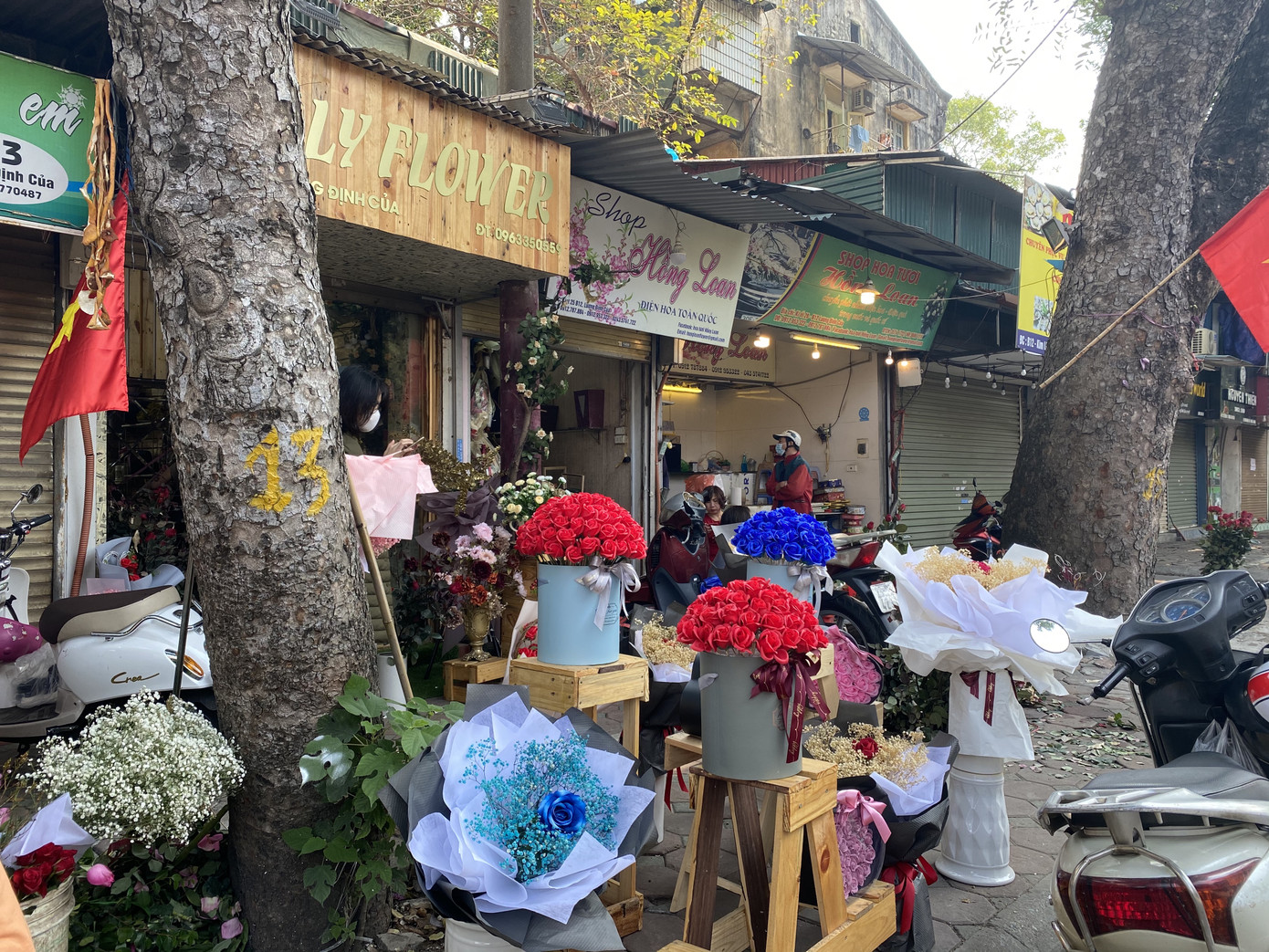 Xếp hàng dài mua quà, chi tiền triệu đặt tiệc Valentine ảnh 5