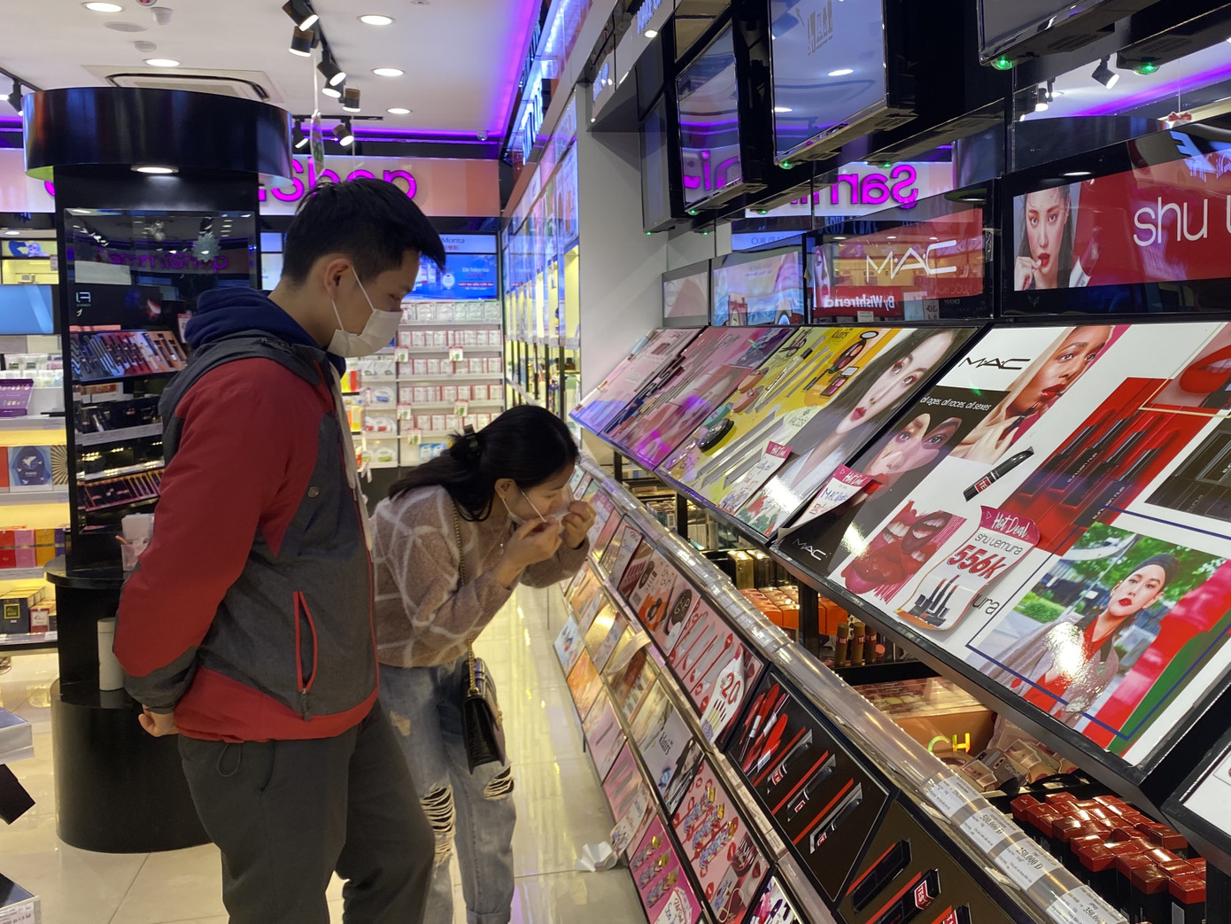 Xếp hàng dài mua quà, chi tiền triệu đặt tiệc Valentine ảnh 2