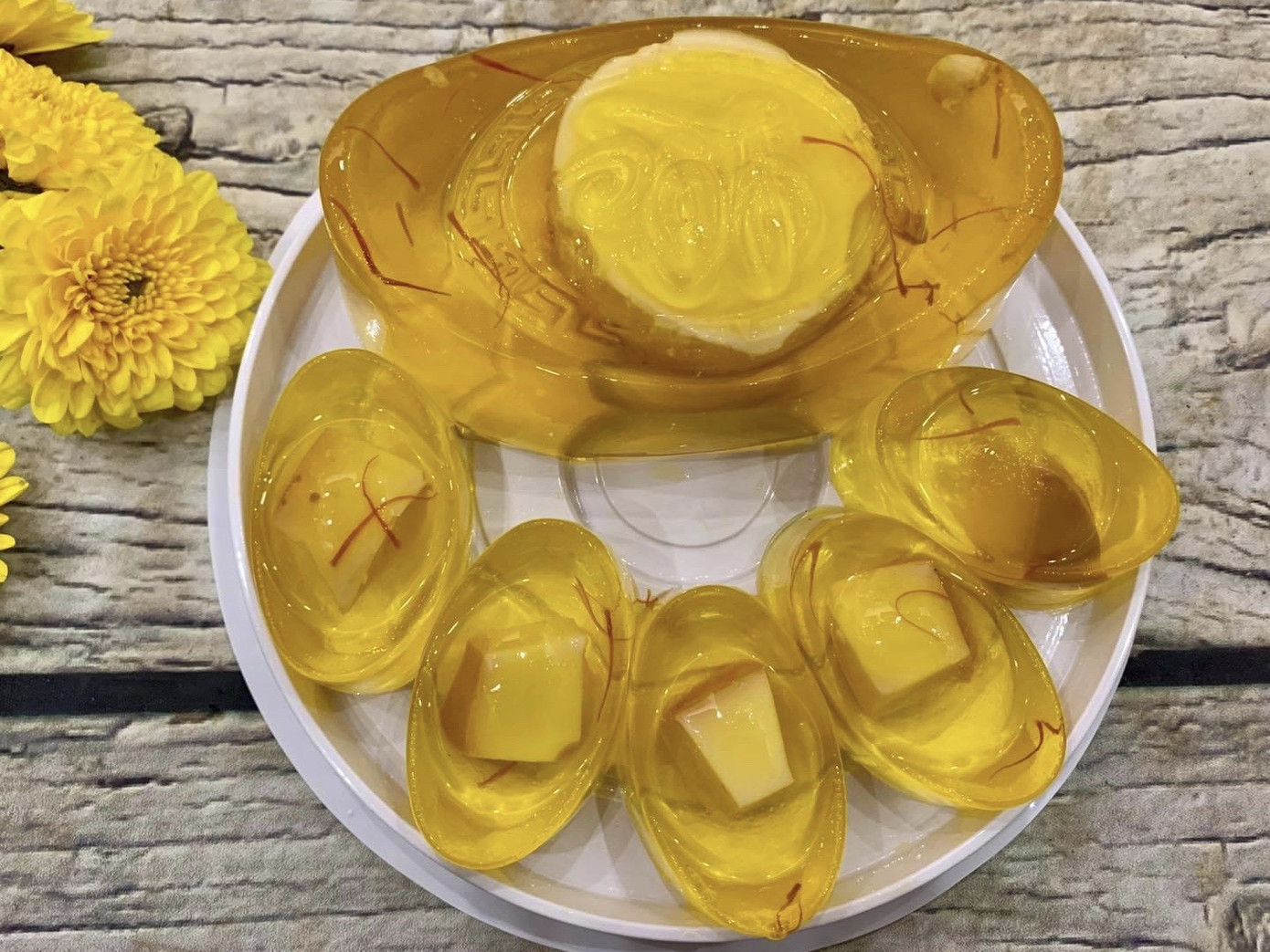 Đem "vàng đỏ" saffron cúng vía Thần tài Đi chợ online sắm lễ, ngỡ ngàng lì xì thần tài mạ vàng 15.000 đồng ảnh 3