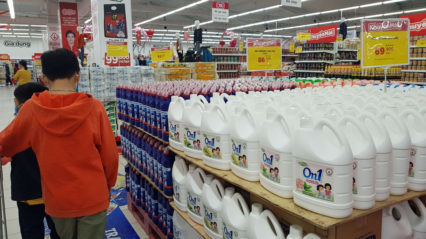 Siêu thị lớn mở hàng ngày đẹp mùng 2 Tết, hàng hoá ăm ắp nhưng vắng khách ảnh 3