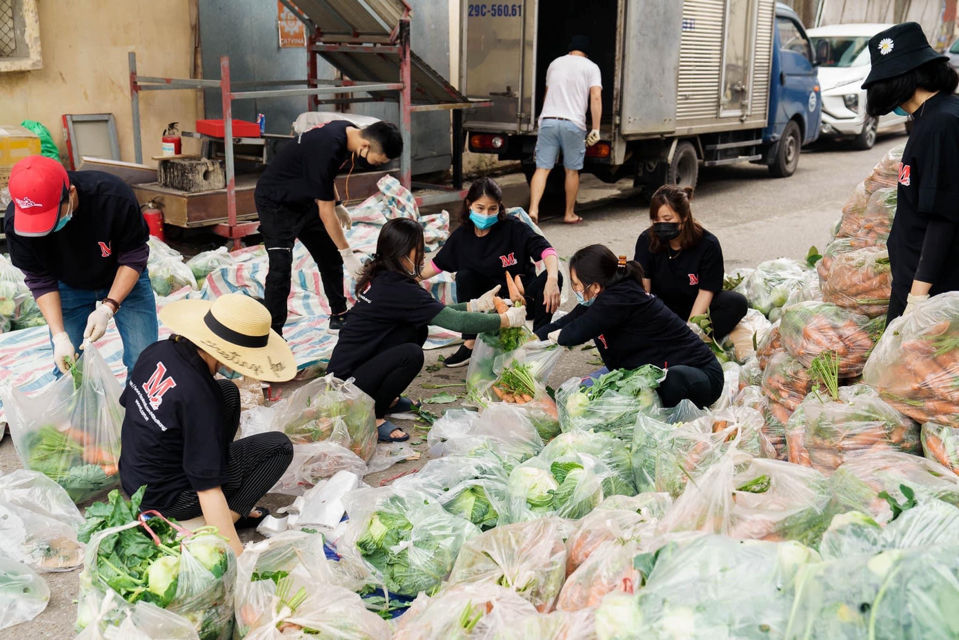 Người Hà Nội đội mưa 'giải cứu' hàng chục tấn nông sản ảnh 3