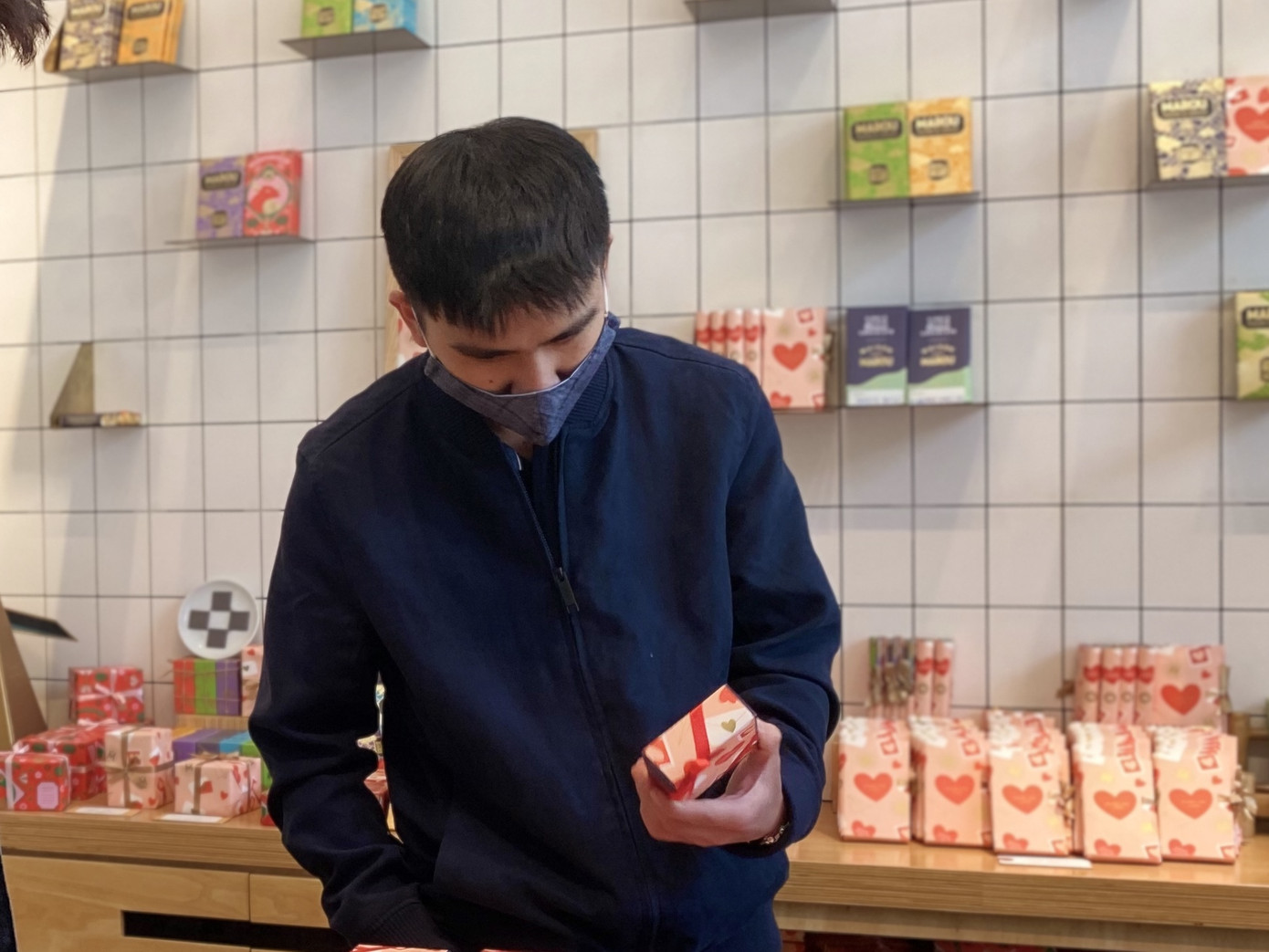 Xếp hàng dài mua quà, chi tiền triệu đặt tiệc Valentine ảnh 4