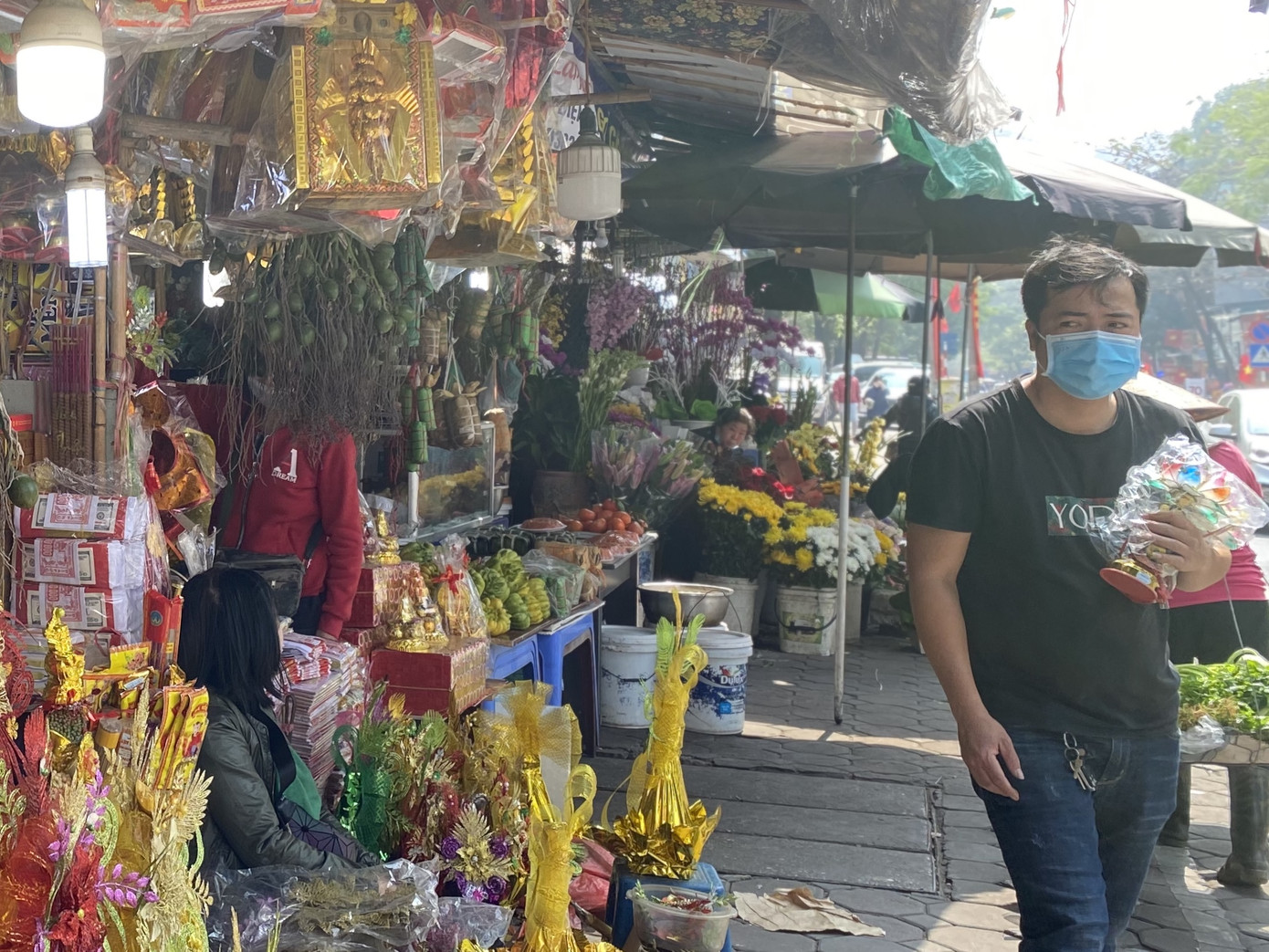 Hàng hoá đầy ắp, khu bán đồ lễ tại chợ truyền thống đìu hiu trước ngày vía Thần tài Đi chợ online sắm lễ, ngỡ ngàng lì xì thần tài mạ vàng 15.000 đồng ảnh 5