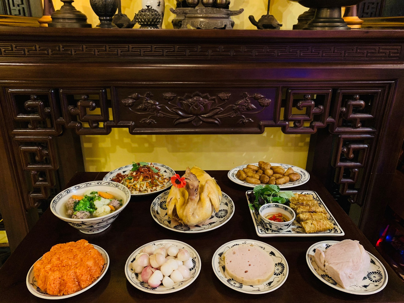 Cỗ Rằm tháng Giêng, dịch vụ đồng loạt giảm giá vì COVID-19 ảnh 1