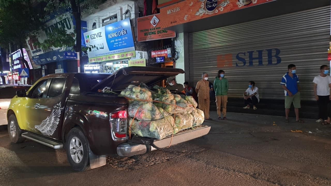 Người Hà Nội đội mưa 'giải cứu' hàng chục tấn nông sản ảnh 4