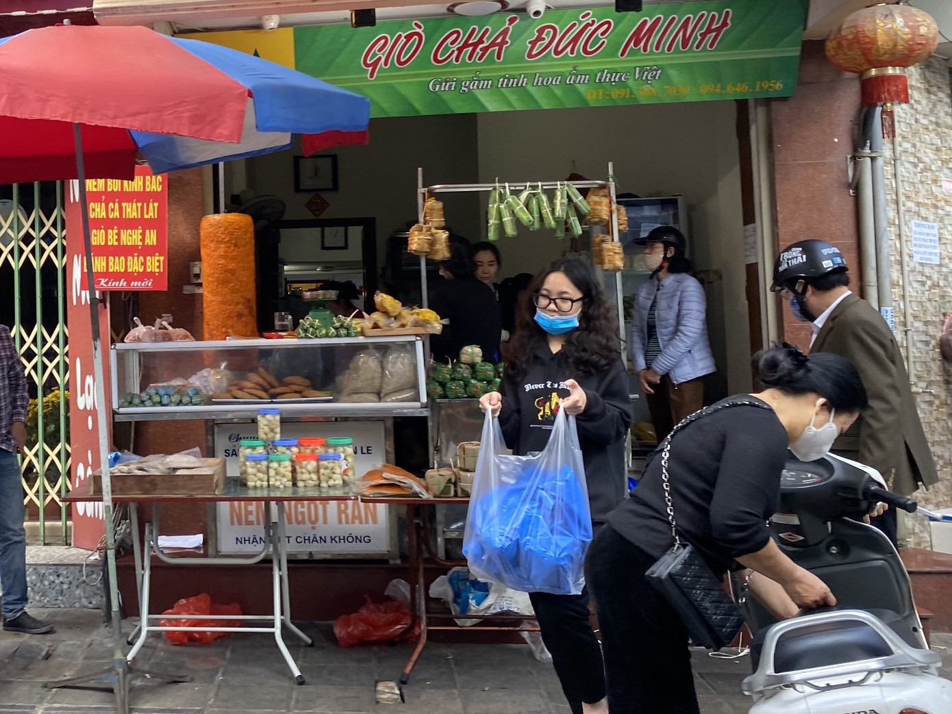 Phiên chợ cuối năm: Bánh chưng ế ẩm, khách sắm Tết 'giá nào cũng mua' ảnh 4