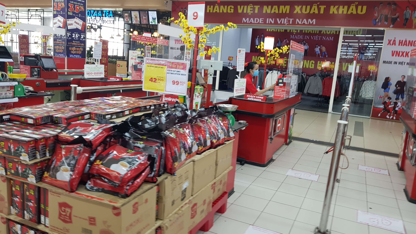 Siêu thị lớn mở hàng ngày đẹp mùng 2 Tết, hàng hoá ăm ắp nhưng vắng khách ảnh 7