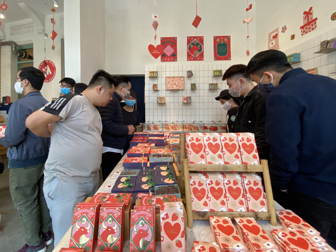Xếp hàng dài mua quà, chi tiền triệu đặt tiệc Valentine ảnh 1