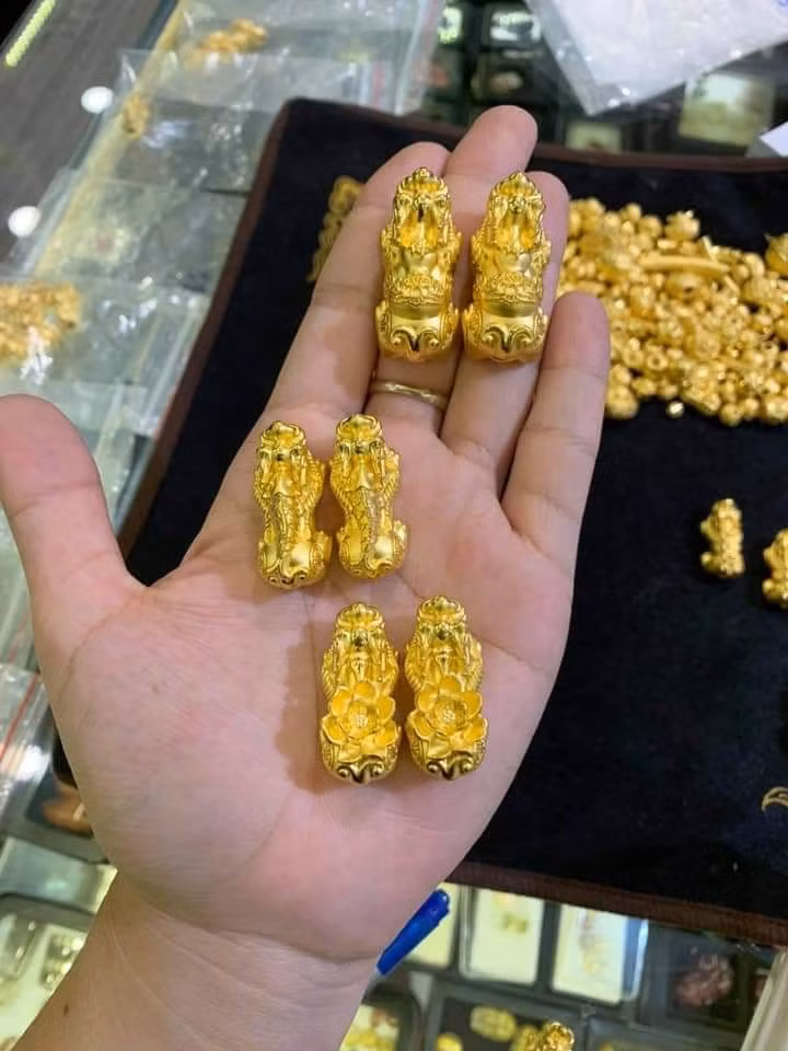Trâu vàng lên kệ sẵn sàng cho ngày vía Thần tài ảnh 2