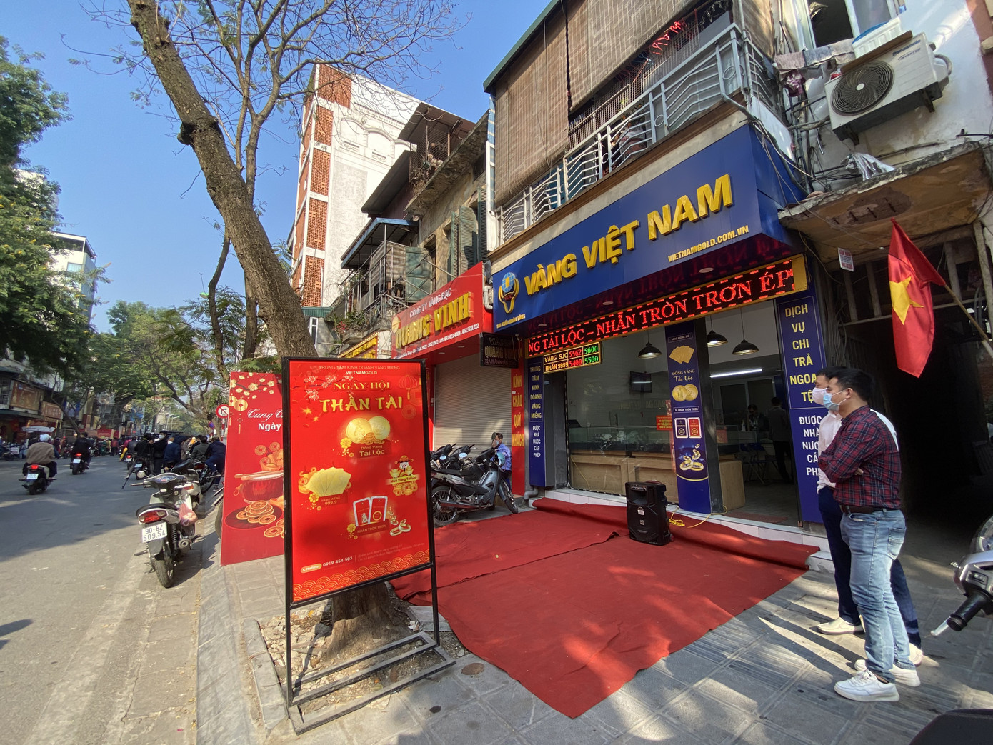 Người Hà Tĩnh, Cần Thơ đổ xô mua vàng ngày Vía Thần Tài ảnh 24 Người Hà Tĩnh, Cần Thơ đổ xô mua vàng ngày Vía Thần Tài ảnh 24