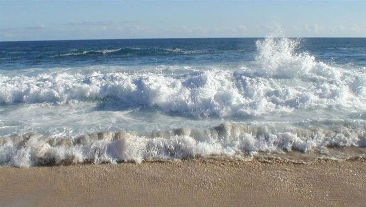 1001 thắc mắc: Biển thường có màu xanh sao sóng biển lại trắng xoá? ảnh 1