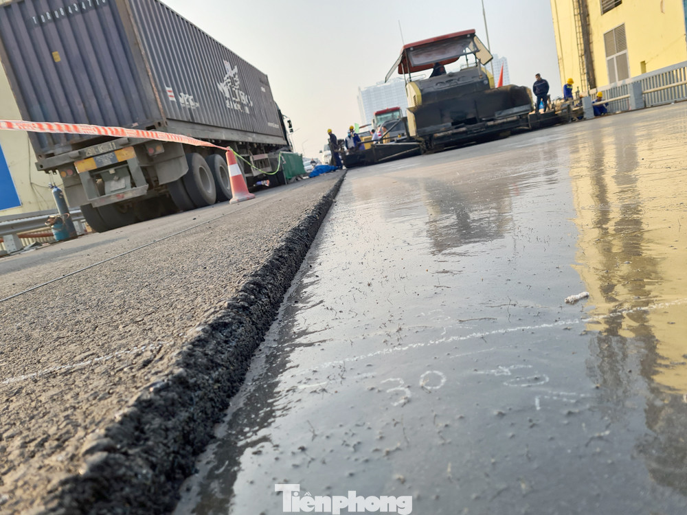 Đổ mẻ bê tông cuối cùng sửa mặt cầu Thăng Long ảnh 8