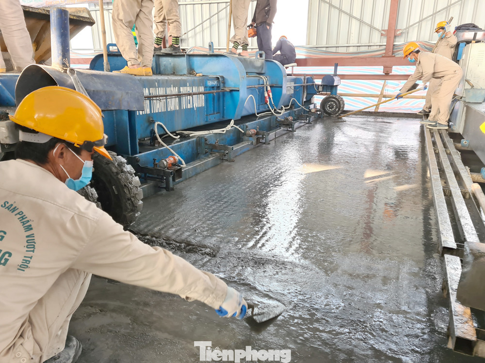 Đổ mẻ bê tông cuối cùng sửa mặt cầu Thăng Long ảnh 5