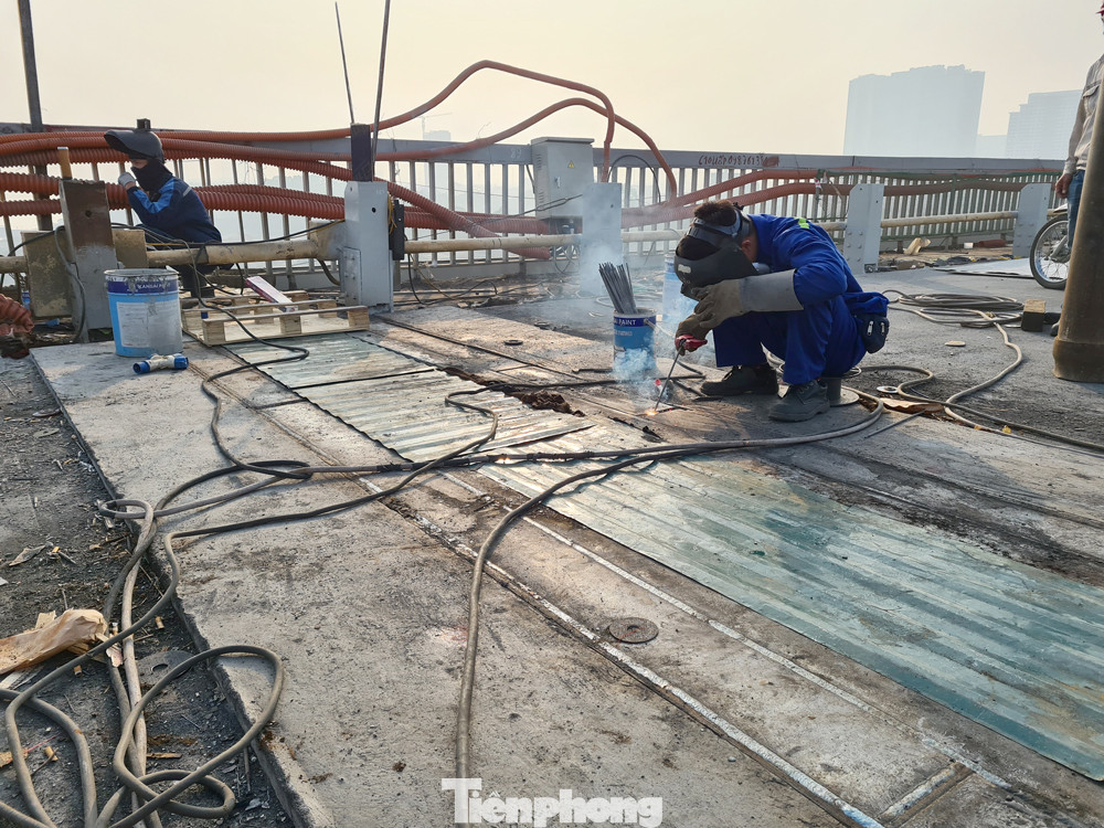 Đổ mẻ bê tông cuối cùng sửa mặt cầu Thăng Long ảnh 11