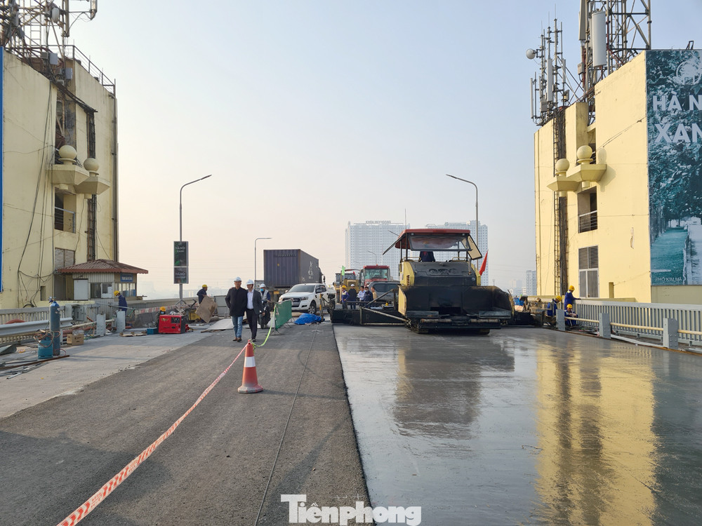 Đổ mẻ bê tông cuối cùng sửa mặt cầu Thăng Long ảnh 7