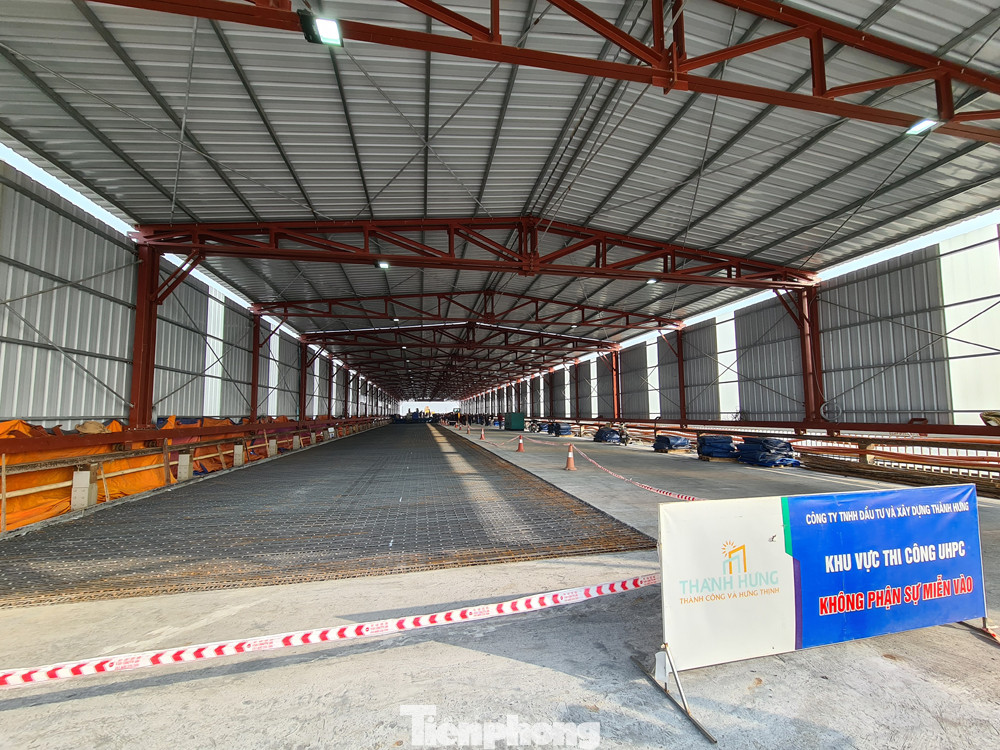 Đổ mẻ bê tông cuối cùng sửa mặt cầu Thăng Long ảnh 1