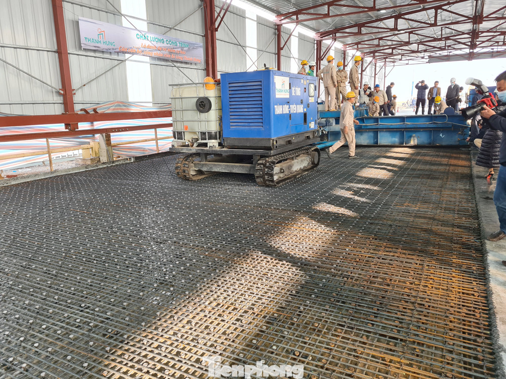 Đổ mẻ bê tông cuối cùng sửa mặt cầu Thăng Long ảnh 4