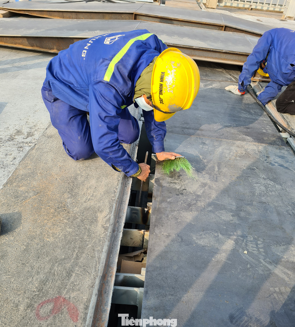 Đổ mẻ bê tông cuối cùng sửa mặt cầu Thăng Long ảnh 10