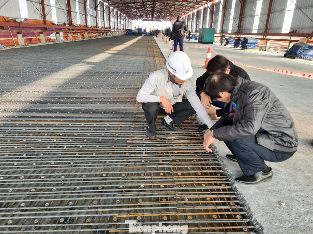 Đổ mẻ bê tông cuối cùng sửa mặt cầu Thăng Long ảnh 2