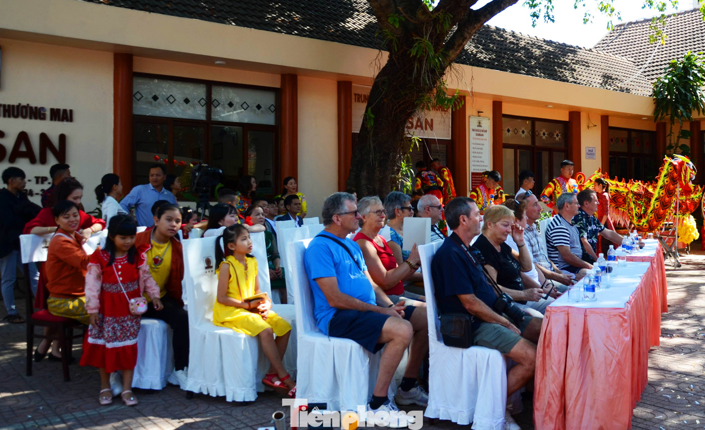 Đắk Lắk: Lãnh đạo tỉnh chào mừng du khách, chúc tết ngày đầu năm mới ảnh 7