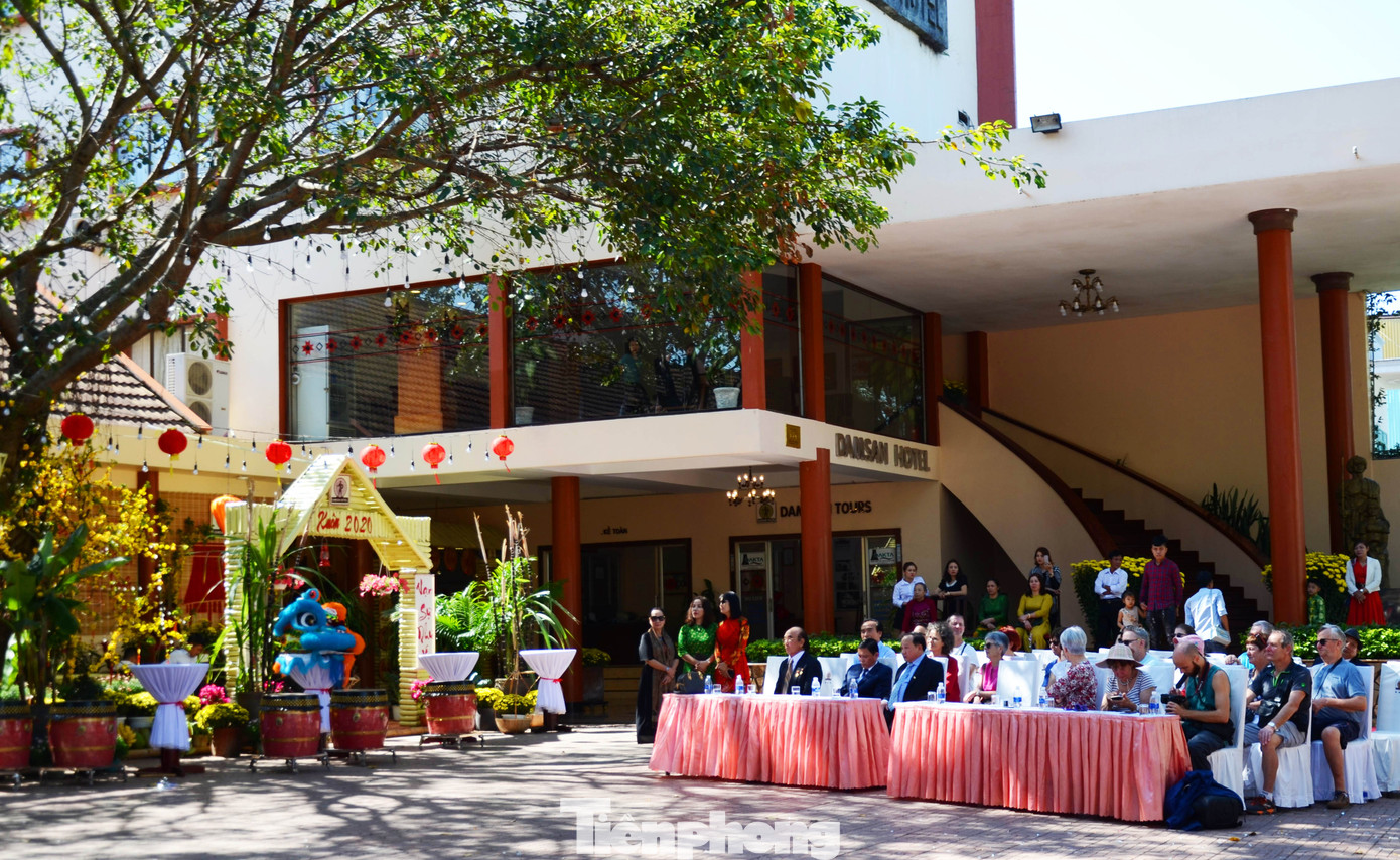 Đắk Lắk: Lãnh đạo tỉnh chào mừng du khách, chúc tết ngày đầu năm mới ảnh 6