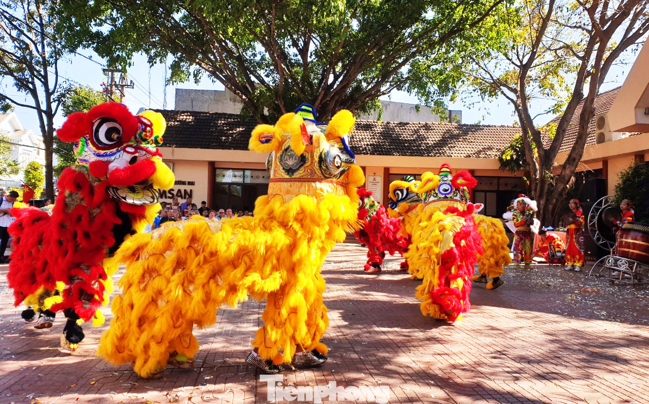 Đắk Lắk: Lãnh đạo tỉnh chào mừng du khách, chúc tết ngày đầu năm mới ảnh 2