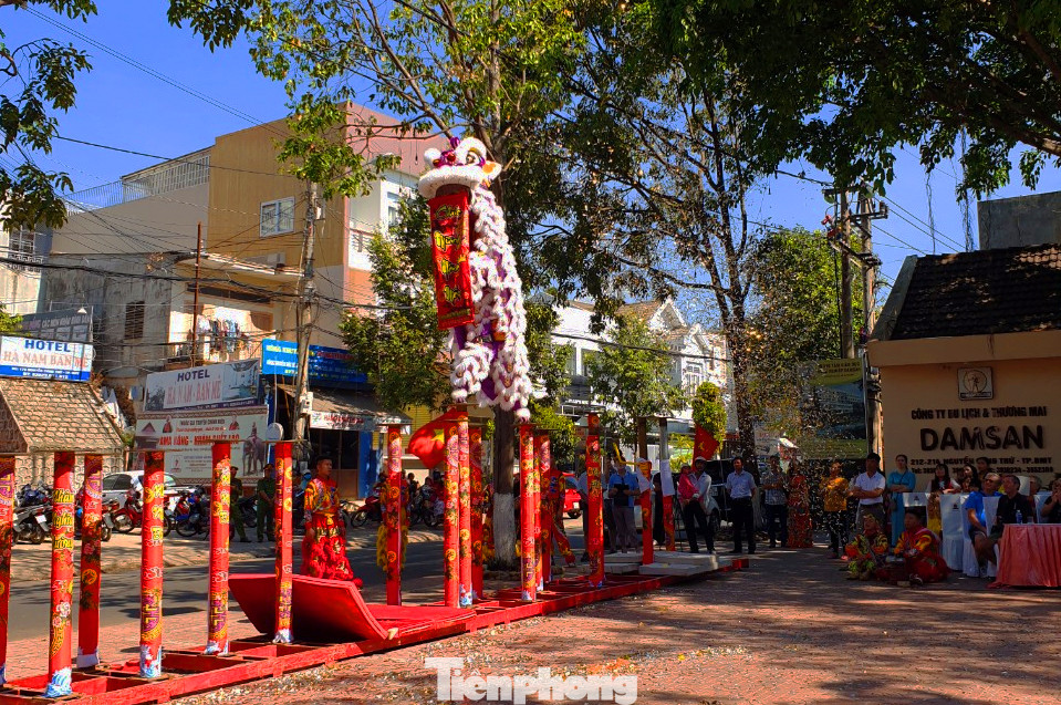 Đắk Lắk: Lãnh đạo tỉnh chào mừng du khách, chúc tết ngày đầu năm mới ảnh 3