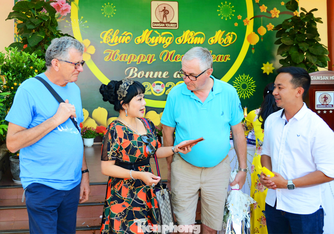 Đắk Lắk: Lãnh đạo tỉnh chào mừng du khách, chúc tết ngày đầu năm mới ảnh 4