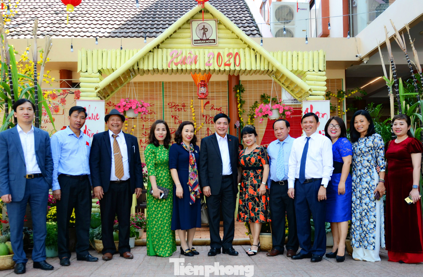 Đắk Lắk: Lãnh đạo tỉnh chào mừng du khách, chúc tết ngày đầu năm mới ảnh 8