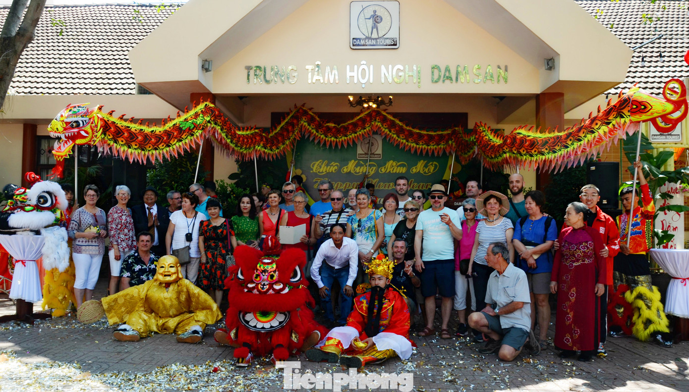 Đắk Lắk: Lãnh đạo tỉnh chào mừng du khách, chúc tết ngày đầu năm mới ảnh 5