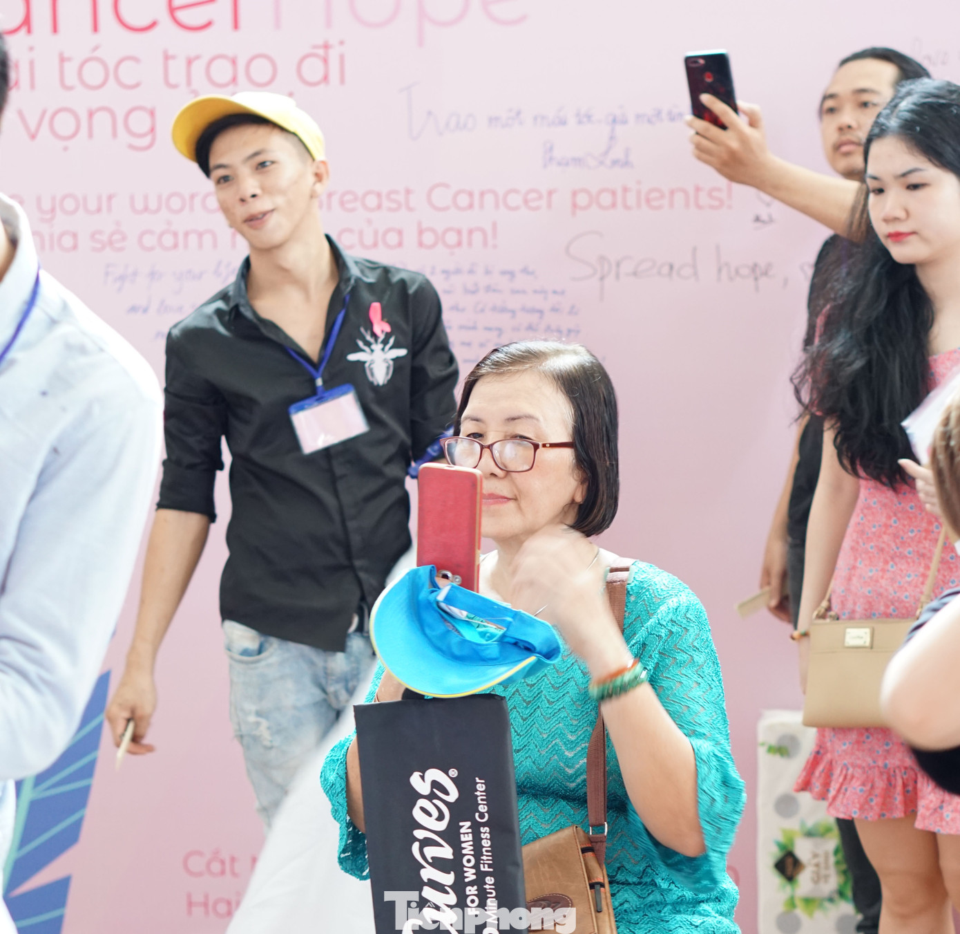 Hơn 300 bộ tóc thật hiến tặng bệnh nhân ung thư ảnh 2