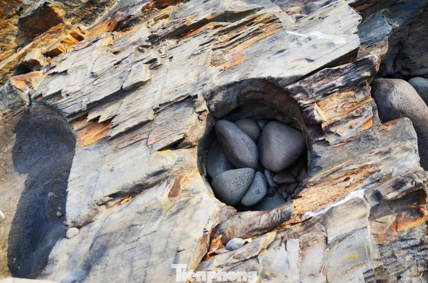 Kỳ ảo bãi đá trăm triệu năm bên sông Sêrêpốk ảnh 8