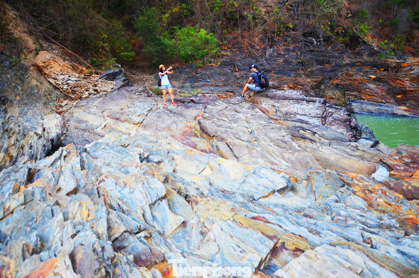 Kỳ ảo bãi đá trăm triệu năm bên sông Sêrêpốk ảnh 7