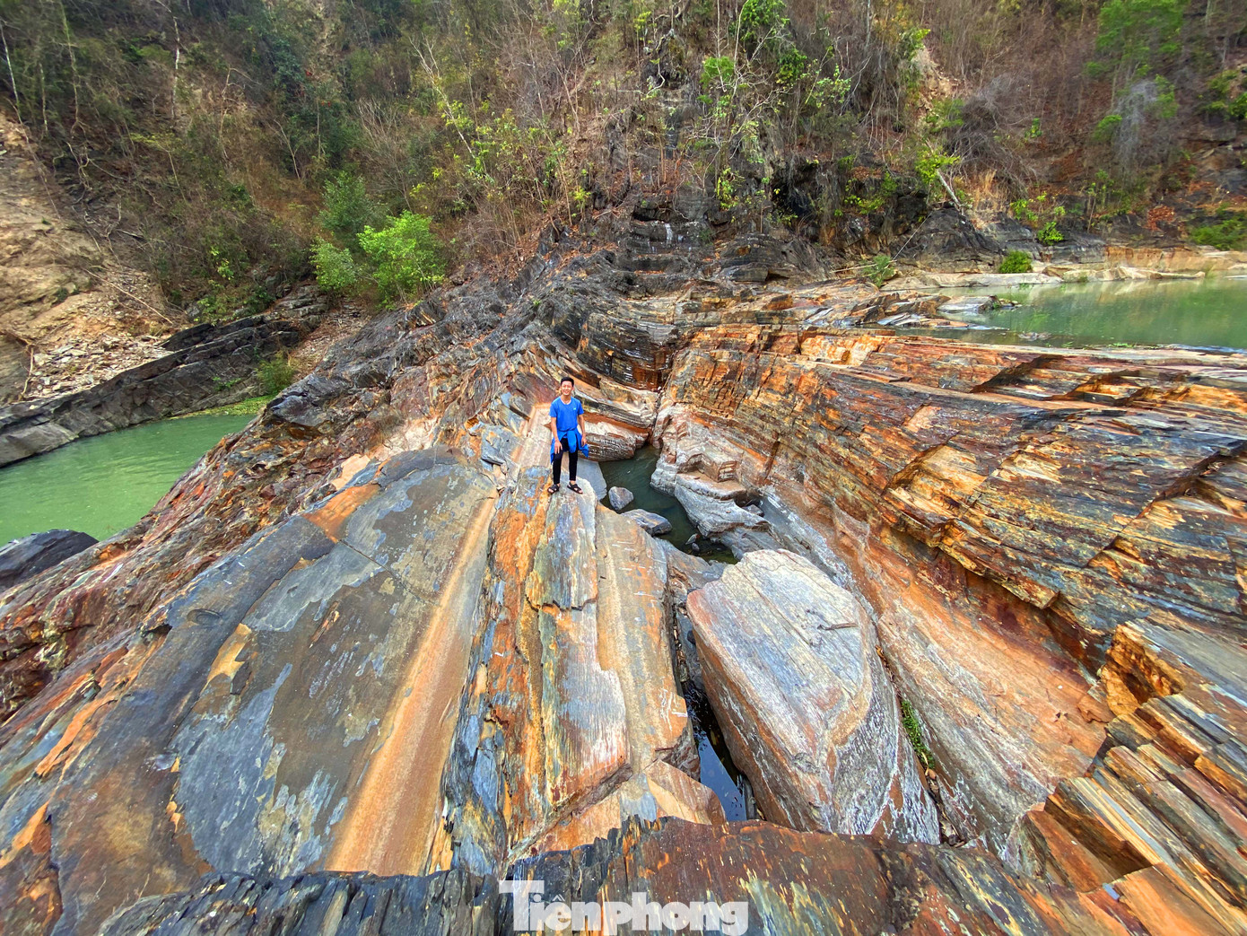 Kỳ ảo bãi đá trăm triệu năm bên sông Sêrêpốk ảnh 11