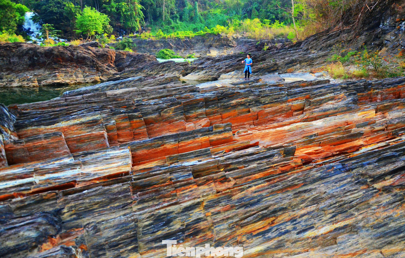 Kỳ ảo bãi đá trăm triệu năm bên sông Sêrêpốk ảnh 4